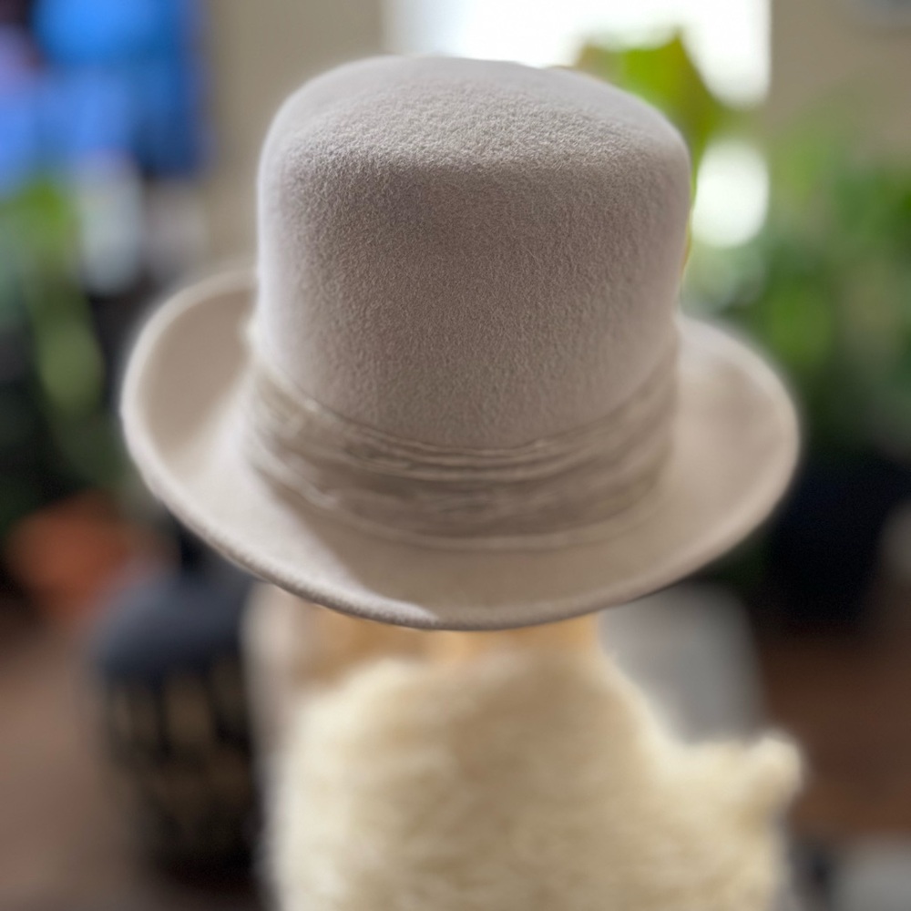 EUC Louise Green crean elegant hat with hat box. - Picture 5 of 16